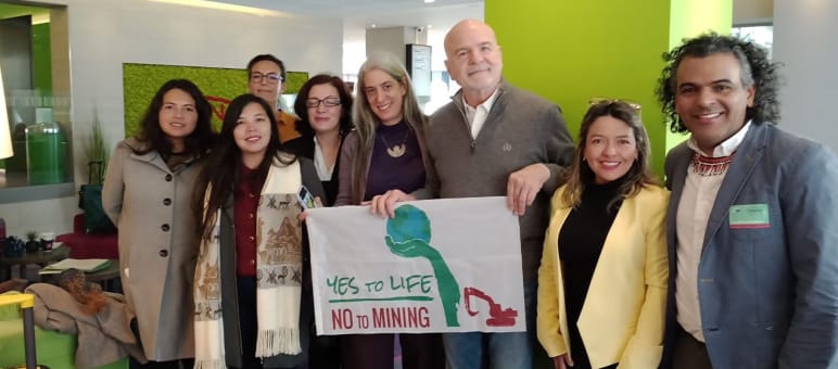 Guadalupe Rodríguez di Salva la Selva-Salviamo la Foresta con i colleghi della rete YLNM e di altre organizzazioni e il relatore speciale delle Nazioni Unite, Michel Forst. Guadalupe Rodríguez di Salva la Selva-Salviamo la Foresta con i colleghi della rete YLNM e di altre organizzazioni e il relatore speciale delle Nazioni Unite, Michel Forst.