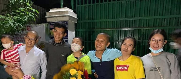 3 ragazze e 3 ragazzi integranti di Mother Nature sorridono dopo il loro rilascio