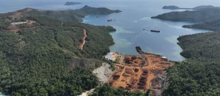 Vista aerea di una miniera di nichel su una piccola isola