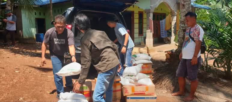 WALHI Sumut distribuisce aiuti d'emergenza a Tapanuli dopo il ciclone