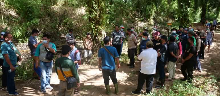 Giornalisti e abitanti del villaggio di Penyang nel Borneo, Indonesia