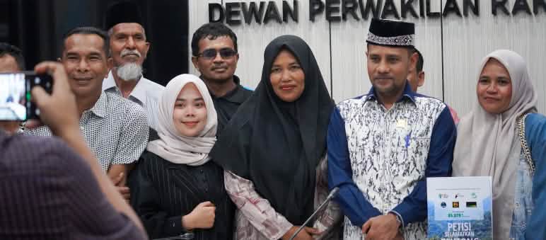 Gruppo di giovani, donne e attivisti presenta una petizione al Parlamento di Banda Aceh