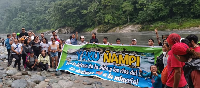 Protesta contro l'estrazione dell'oro: un gruppo di persone con uno striscione che recita “Per la difesa della vita e dei fiumi del Napo, diciamo no all'estrazione mineraria!