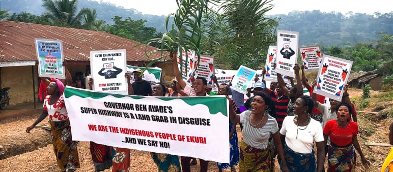 Indigeni Ekuri dimostrano contro la costruzione di una strada attraverso la foresta