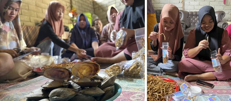 Due immagini di donne di Tompira, Sulawesi centrale, che lavorano e confezionano cozze per la vendita locale come snack.