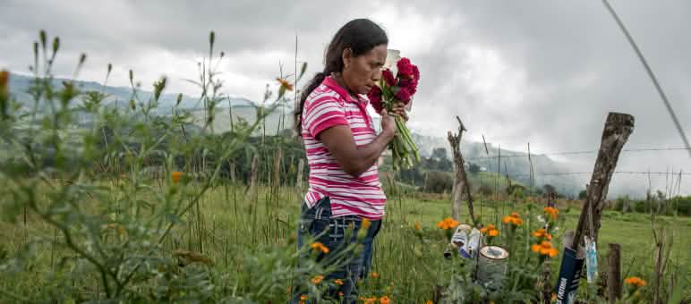 Julia Francisco Martínez davanti alla tomba del marito assassinato Francisco Martínez Márquez.