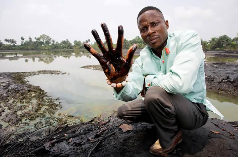 Questo e’ l’inquinamento da petrolio causato dalla Shell in Nigeria Un corso d’acqua completamente sporco di petrolio