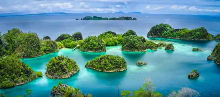 Vista aerea delle piccole isole di un arcipelago vicino alla Papua