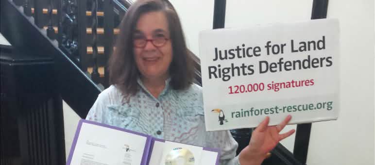 Un’attivista di Salviamo la Foresta/Rettet den Regenwald consegna le firme presso l’ambasciata della Sierra Leone a Berlino Salviamo la Foresta consegna le firme della petizione contro il land grabbing in Sierra Leone