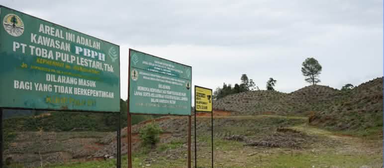 Cartelli di divieto di accesso davanti a colline spoglie
