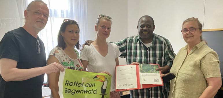 Rappresentanti di Rettet den Regenwald/Salviamo la Foresta consegnano oltre 110.000 firme all'ambasciata della RDC a Berlino