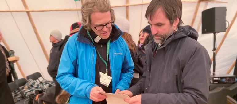 Il Ministro dell'Ambiente canadese Steven Guilbeault (a destra) accetta la nostra petizione
