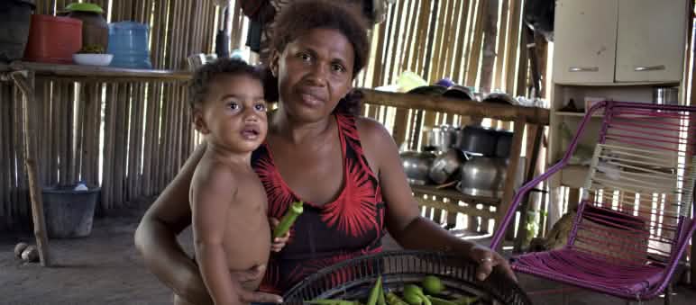 Una famiglia mostra alla telecamera il raccolto di gombo