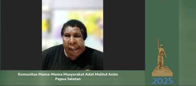 Yasinta Moiwend, indigena papuana, su uno schermo