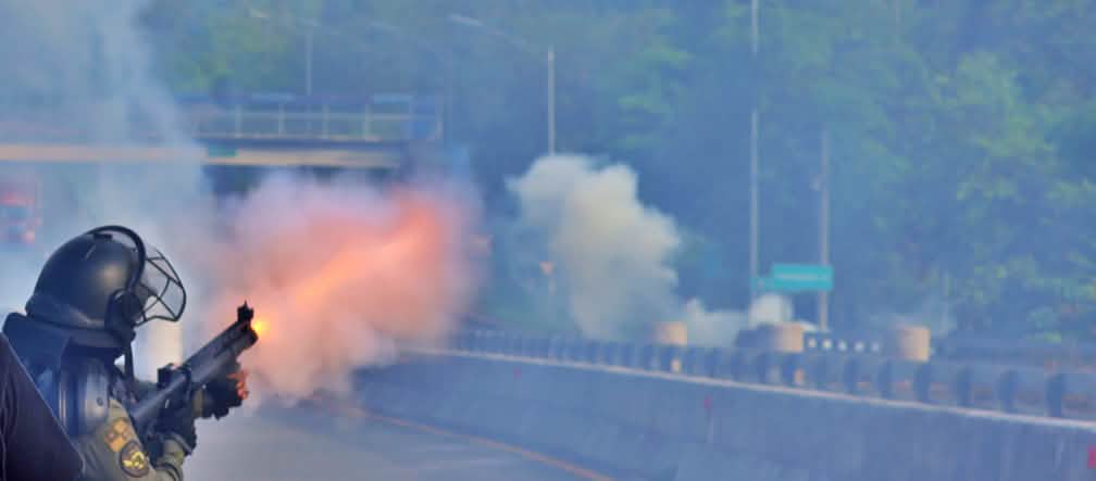 La polizia spara durante una protesta contro l’attività mineraria a Panama.