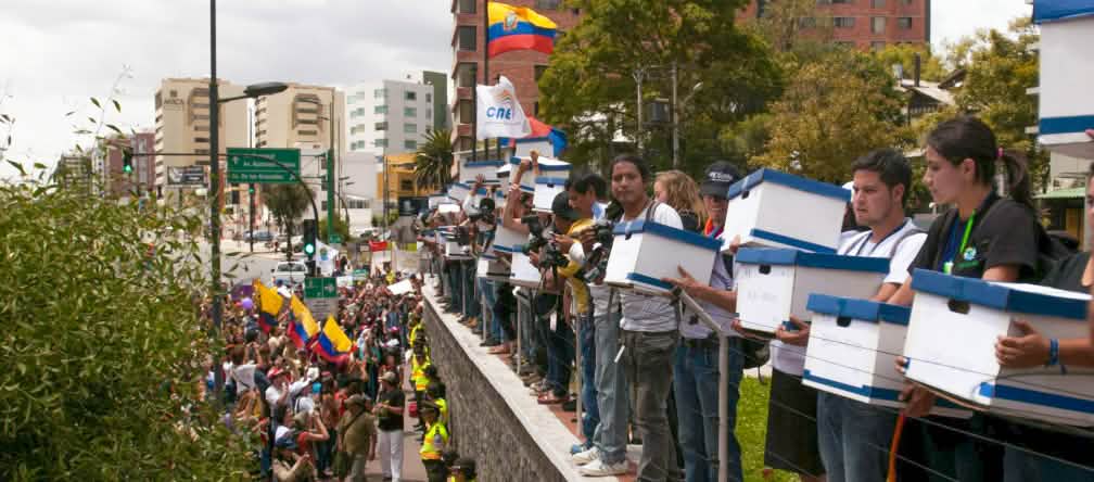 Un folto gruppo di giovani presso la Commissione elettorale nazionale dell'Ecuador a Quito nel 2014 per consegnare 757.000 firme a favore di un referendum per il Parco nazionale dello Yasuní.