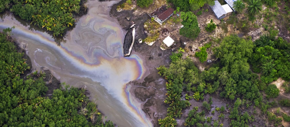 Vista aerea di una fuoriuscita di petrolio in un fiume