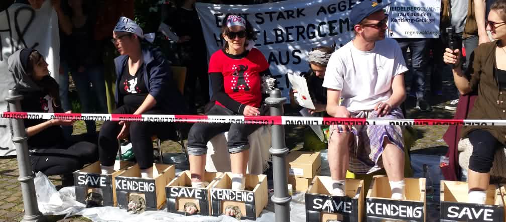 Attivisti che si sono fatti cementare i piedi per salvare Kendeng Gli attivisti si cementato i piedi in segno di protesta in occasione della riunione degli azionisti della HeidelbergCement