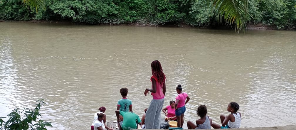 Donne ai bordi del fiume vicino alla comunità Barranquilla di San Javier, Esmeraldas. Tutti i fiumi della zona sono inquinati dalla coltivazione industriale della palma da olio.