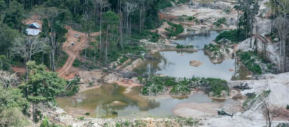 Le miniere illegali nell'Amazzonia brasiliana convergono con sfruttamento del lavoro e crimini ambientali. Veduta aerea dell'estrazione illegale di oro nell'Amazzonia brasiliana.