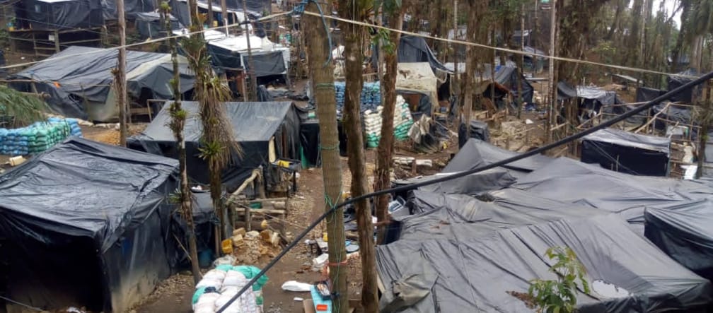 Accampamento costituito in prossimità delle miniere illegali nella parrocchia Buenos Aires, cantone Urcuquí, provincia Imbabura (Ecuador).