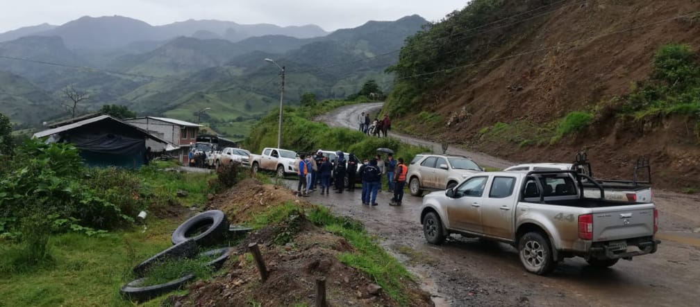 Una fila di camion della compagnia mineraria tenta di entrare nella comunità di Buenos Aires, Urcuquí, provincia di Imbabura (Ecuador).