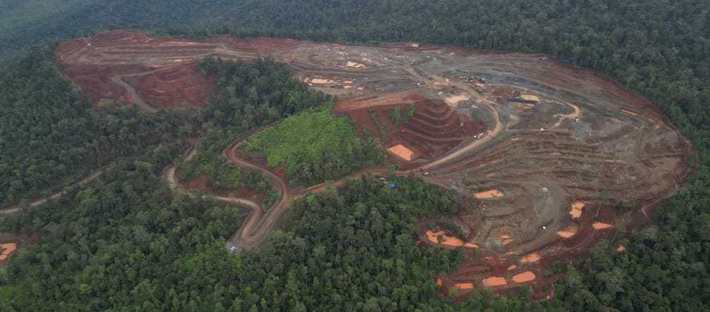 Miniera di nichel nel mezzo di un'area di foresta pluviale distrutta