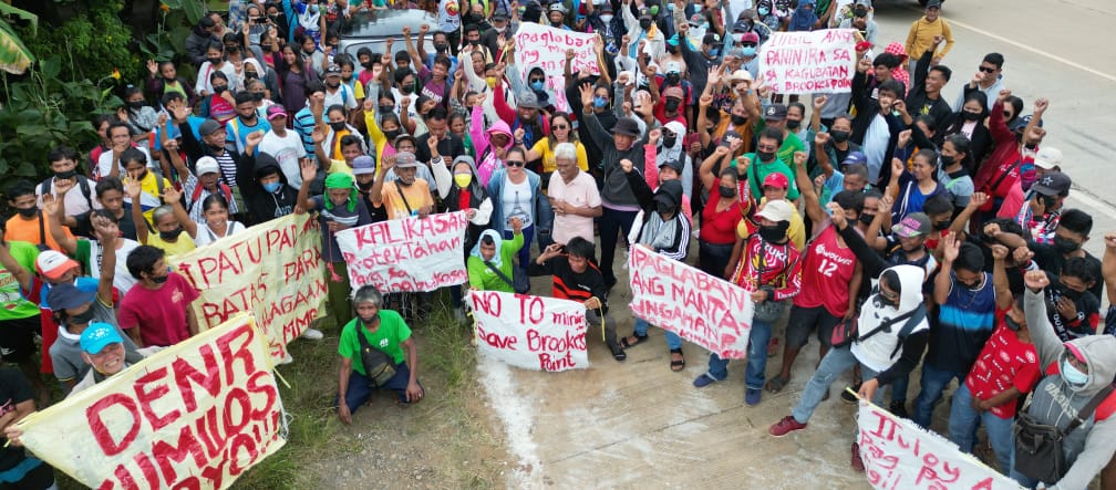 I residenti di Brooke's Point formano una barricata umana davanti al sito minerario della Ipilan Nickel Corporation