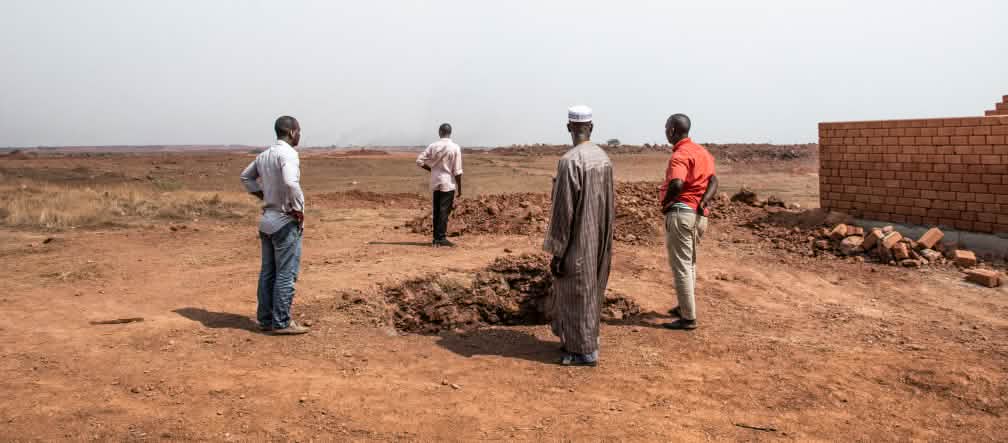 Membri della comunità Hamdallaye presso la miniera di bauxite di Sangaredi
