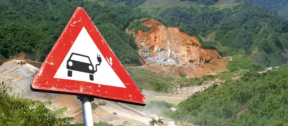 Fotomontaggio: cartello stradale con un'auto elettrica davanti a una miniera in Ecuador