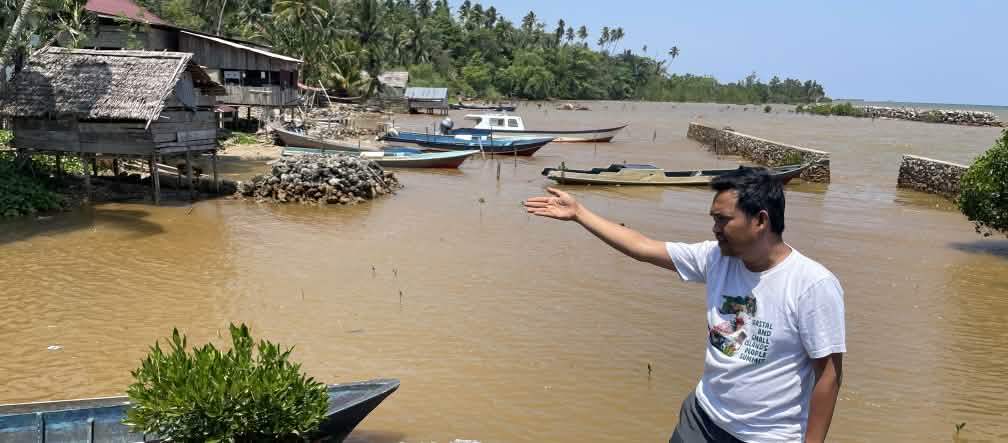 Amien Muhammad, della Alliansi Sulawesi, segnala l’inquinamento causato dall’estrazione di nichel sulle popolazioni costiere dell’isola di Sulawesi.