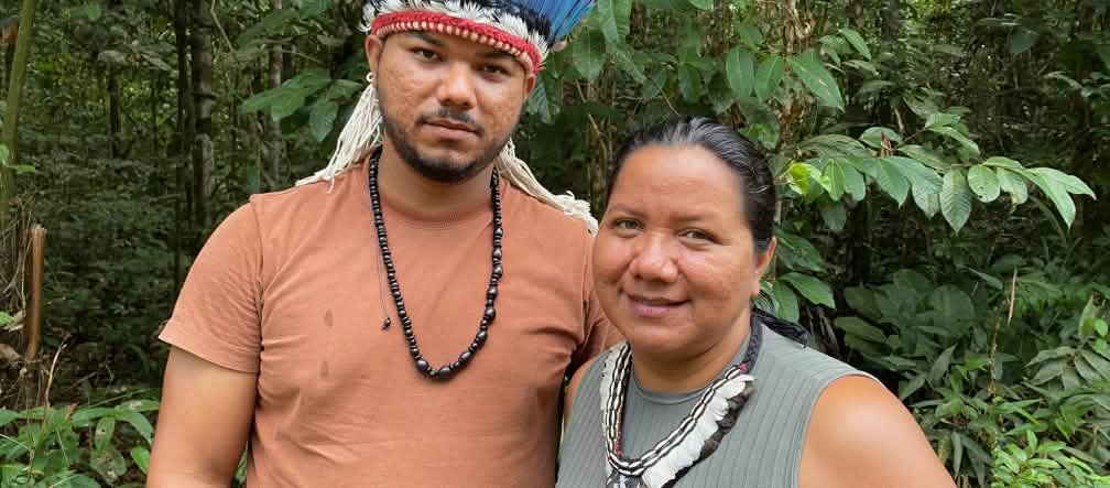 Ritratto di una leader indigena con una collana di piume a destra e di un giovane indigeno con una corona di piume a sinistra