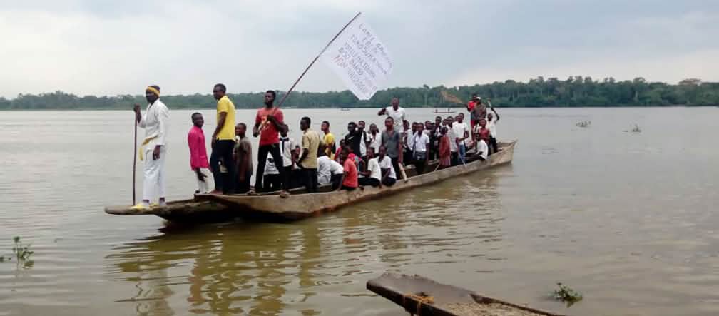 La popolazione locale manifesta in barca contro l'avvelenamento del fiume Aruwimi. Manifestazione in barca contro l'avvelenamento del fiume Aruwimi nella provincia di Tshopo, Repubblica Democratica del Congo.