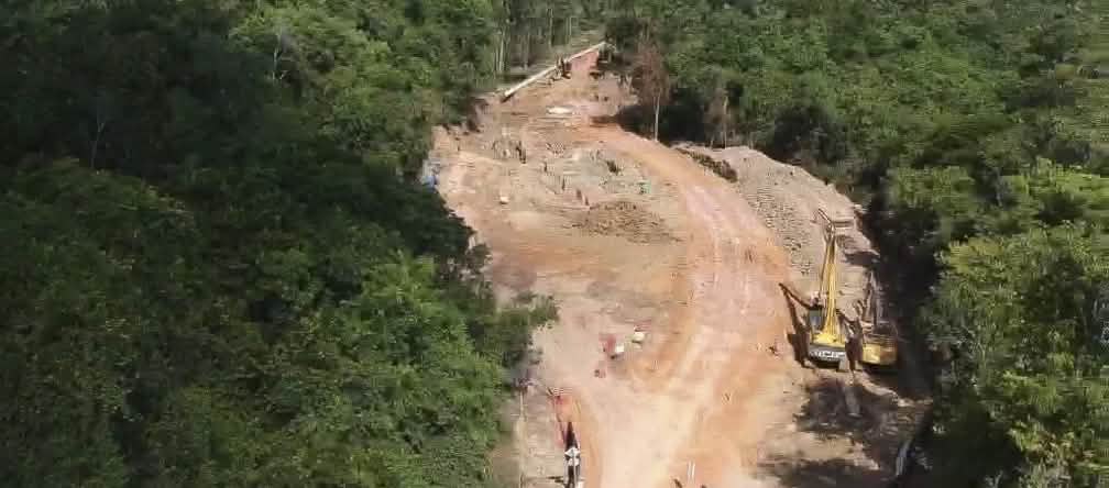 Veduta aerea della deforestazione per costruire un minerodotto nella foresta dello stato amazzonico brasiliano del Pará, in Brasile.