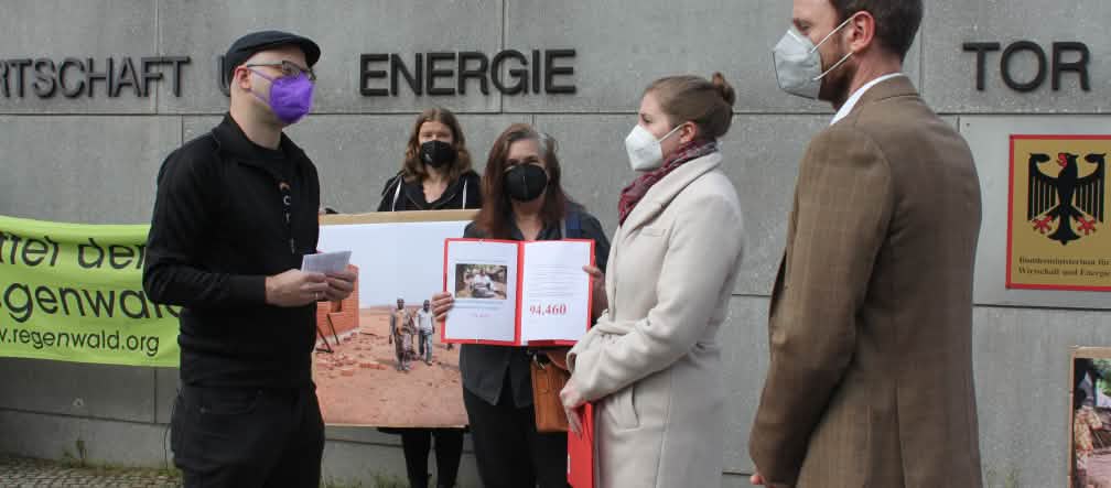 Quasi 95.000 persone chiedono che non vengano concessi crediti per attività che ledono le persone e la natura Rappresentanti di Salviamo la Foresta, FIAN e Powershift consegnano le firme della petizione "Guinea: Comunità sfollate dalla miniera di bauxite"