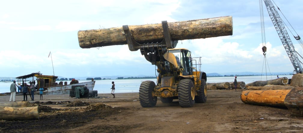 Carico di legname al porto di Kinshasa