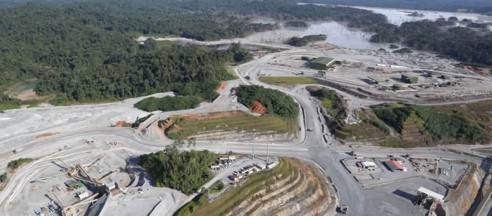Veduta aerea della miniera di rame a cielo aperto nel mezzo della foresta pluviale panamense.