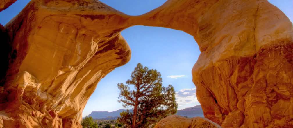 Metate Arch -Monument National Grand Staircase-Escalante nello Utah, Stati Uniti Metate Arch -Monument National Grand Staircase-Escalante nello Utah, Stati Uniti