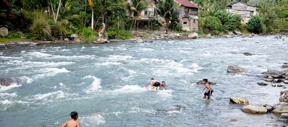 Bambini nel fiume