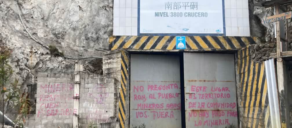 Murale all'ingresso di una miniera: "Minatori andatevene, non hanno chiesto il permesso. Questo è il territorio della comunità. Nessun permesso di entrata per le miniere".