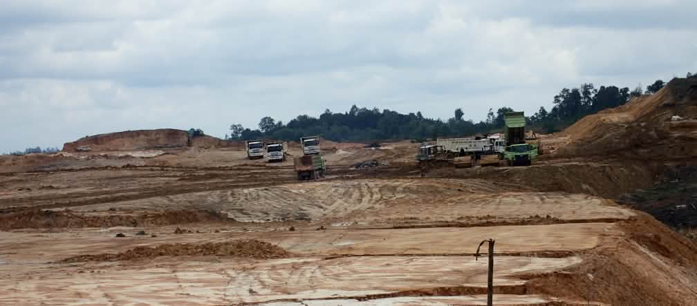 La First Resources distrugge la foresta vicino a Balikpapan Bay, la zona costiera del Borneo