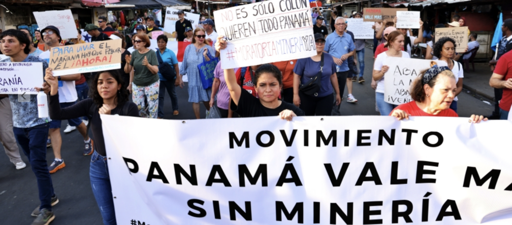 Manifestazione con striscioni contro l'attività mineraria a Panama City, Panama City, settembre 2023