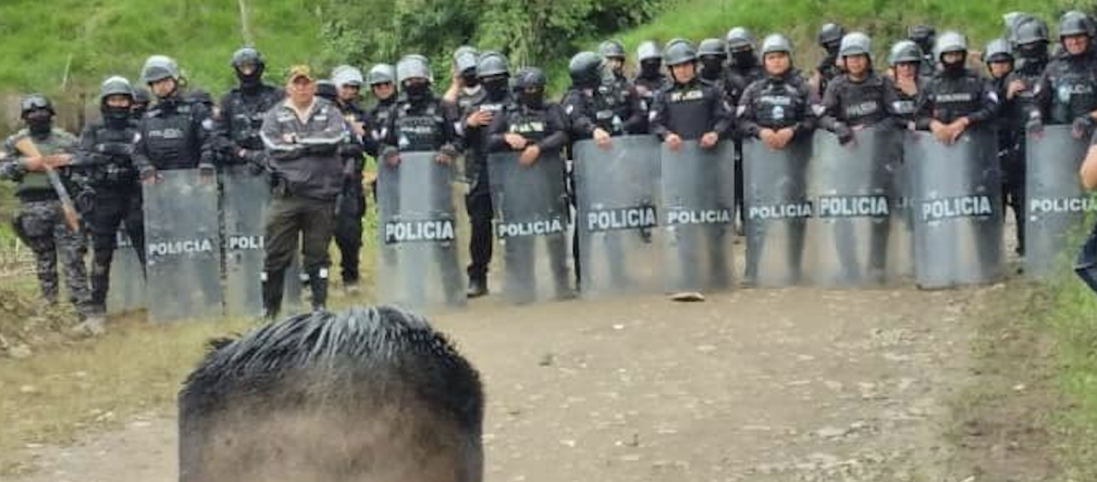 La polizia delimita una strada vicino alle comunità interessate dal progetto minerario La Plata nel cantone di Sigchos, Cotopaxi, Ecuador.