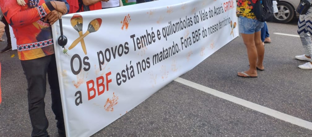Le comunità indigene e quilombola protestano contro l'espansione della monocoltura della palma da olio con lo striscione "La BBF ci sta uccidendo. Fuori dal nostro territorio".