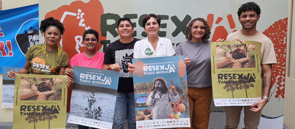 Un gruppo di persone chiede, durante un evento di lancio della campagna, la dichiarazione ufficiale della Riserva Resex Taua Mirim