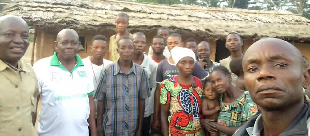 Gli abitanti di oltre 100 comunità si sentono minacciati dalla presenza delle piantagioni di palma da olio della compagnia PHC. Membri della RIAO-RDC con gli abitanti del villaggio di Bongemba / Yahuma