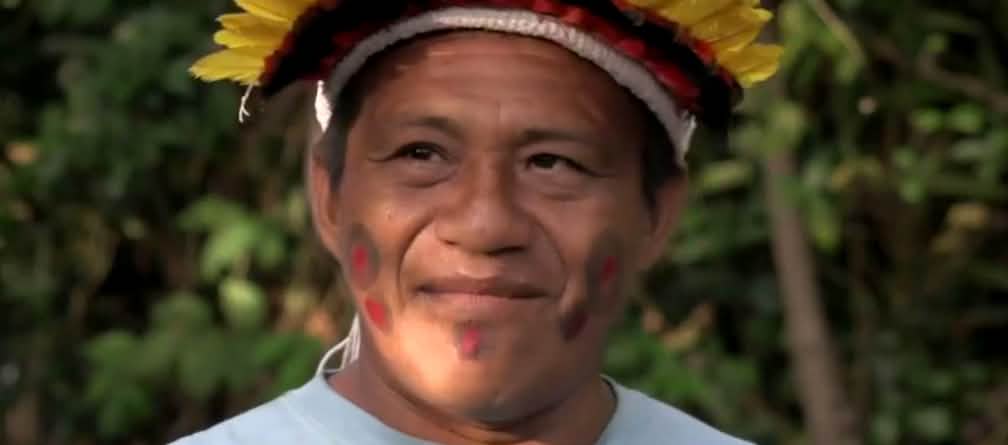 Foto dell'indigeno Sarapó Ka'apor con decorazione di piume
