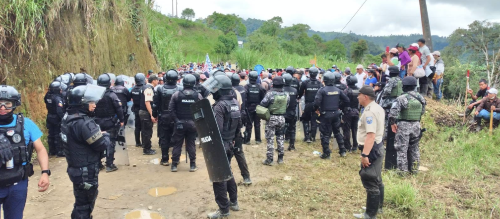 Polizia ed esercito invadono le comunità del cantone di Sigchos, Cotopaxi, Ecuador, per forzare la socializzazione indesiderata di un progetto minerario.