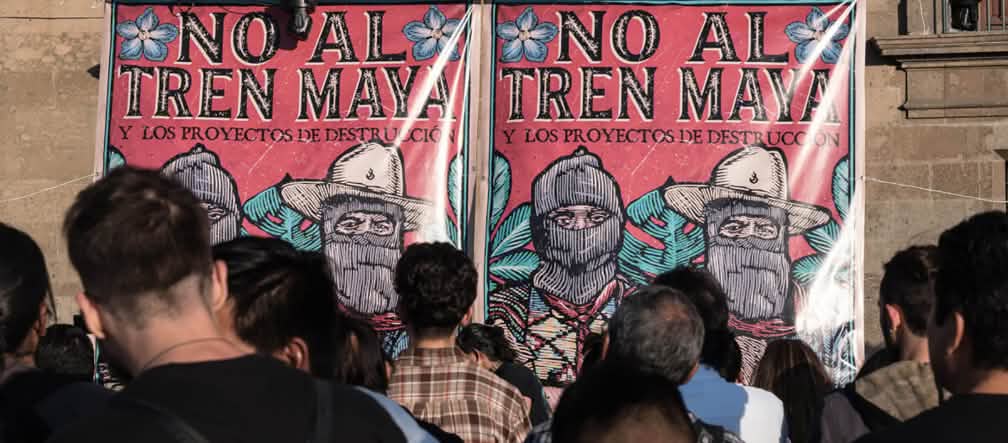 Una riunione di ambientalisti che si oppongono al progetto "Tren Maya" in Chiapas - Messico Uno striscione " No al Tren Maya"