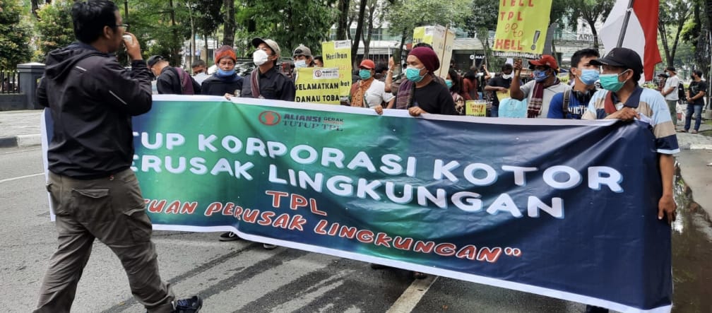Fotografo e manifestanti con striscione verde